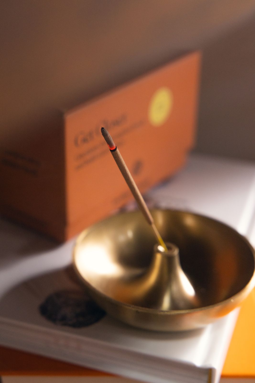 Goudkleurige messing wierookhouder