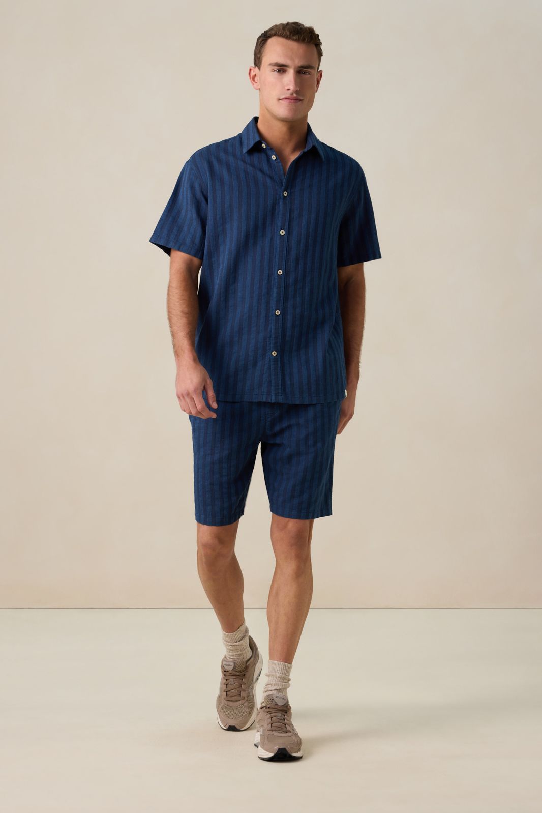 Donkerblauw gestreept overhemd