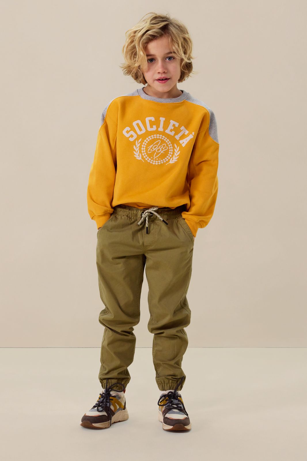 Gele colourblock sweater met artwork