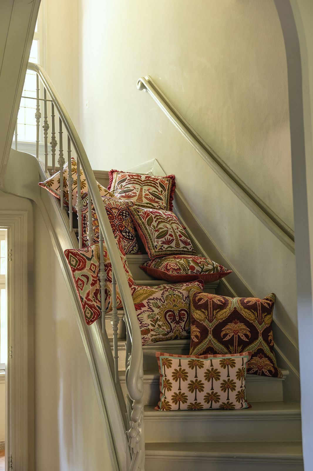 Donkerpaars kussen met palmbomen