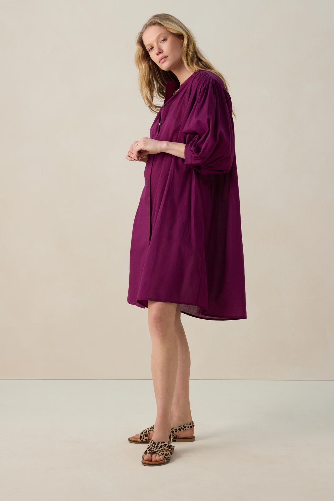 Donkerpaarse jurk met ceintuur