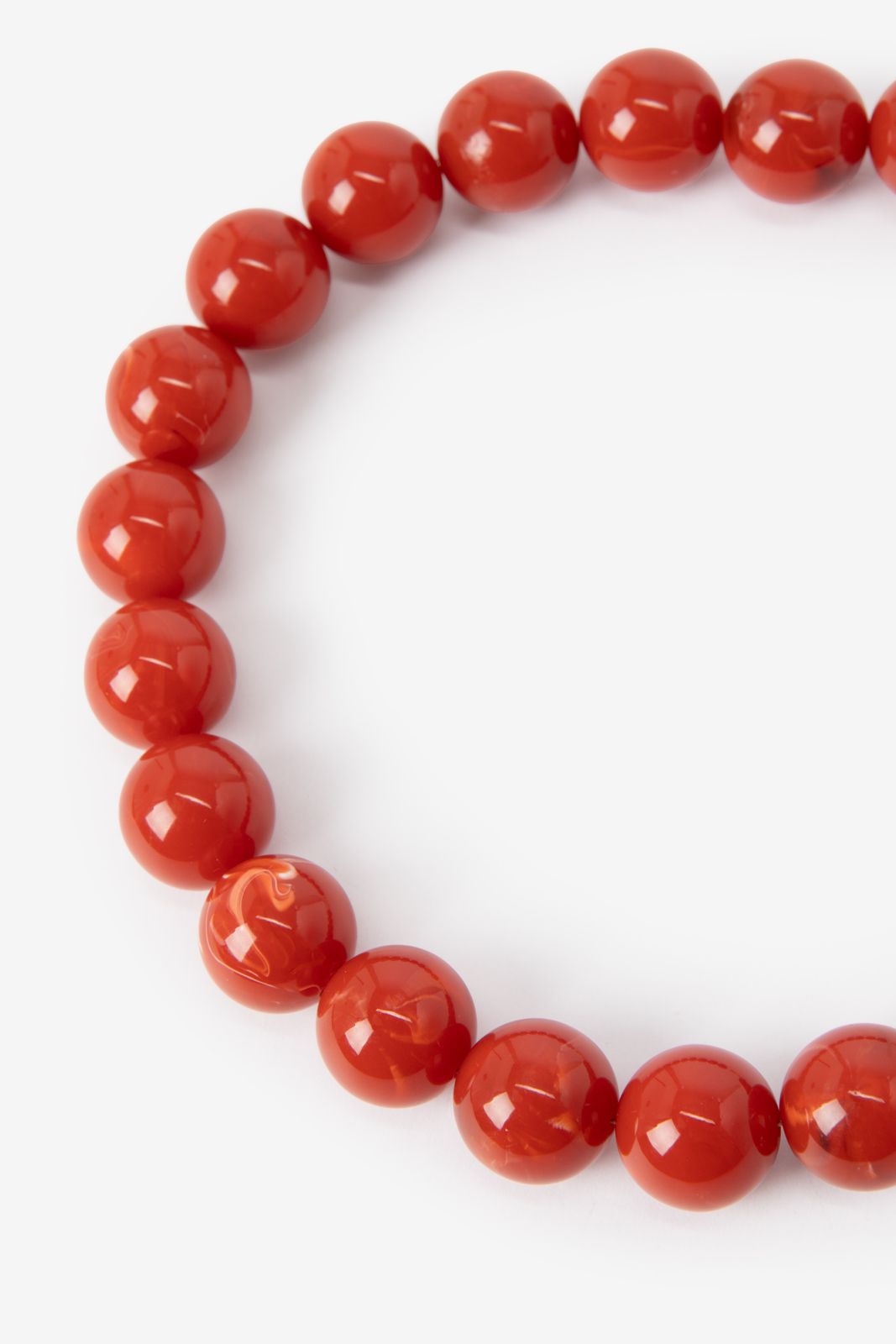 Rode resin kralenketting