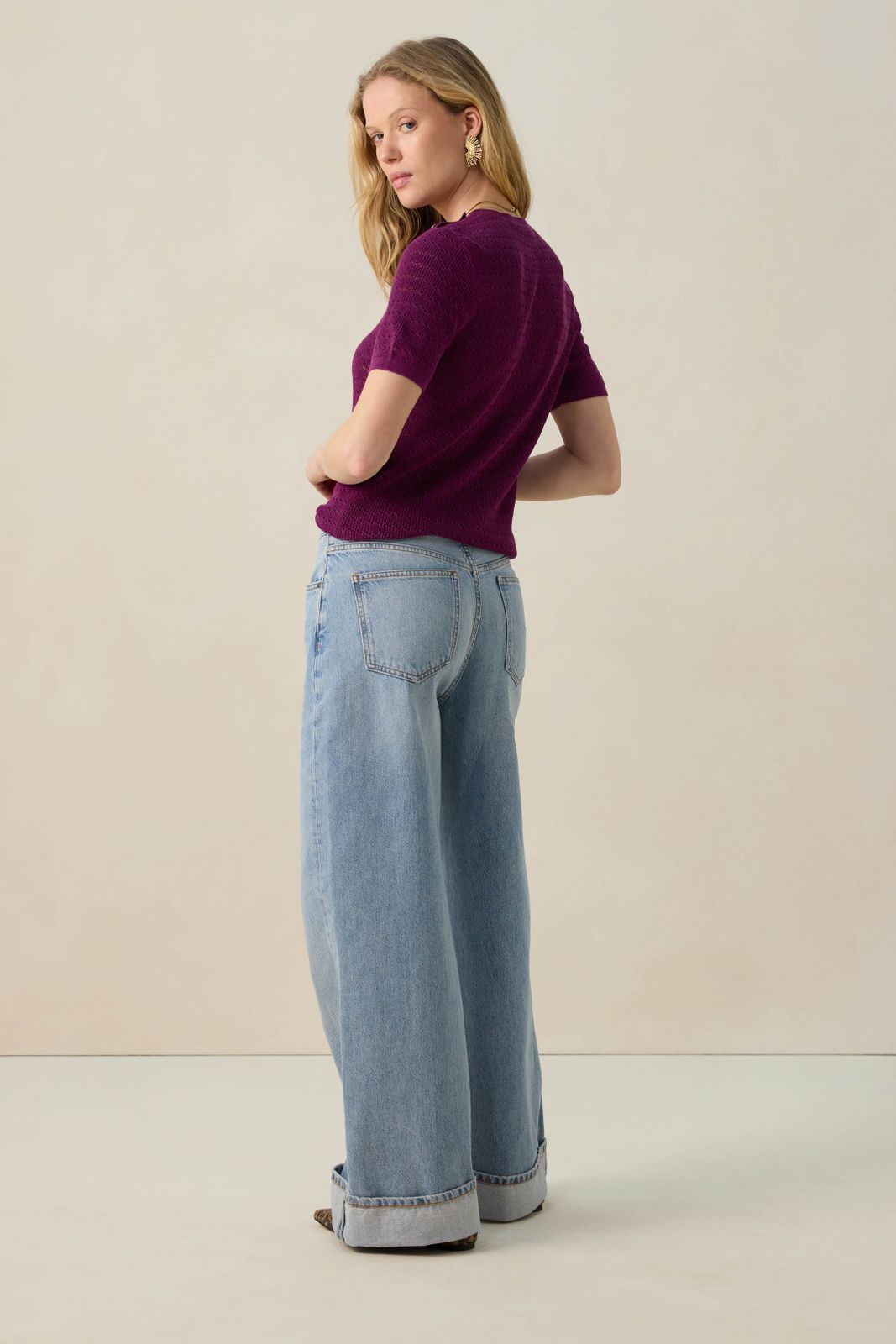 Donkerpaars gebreide trui met knopen