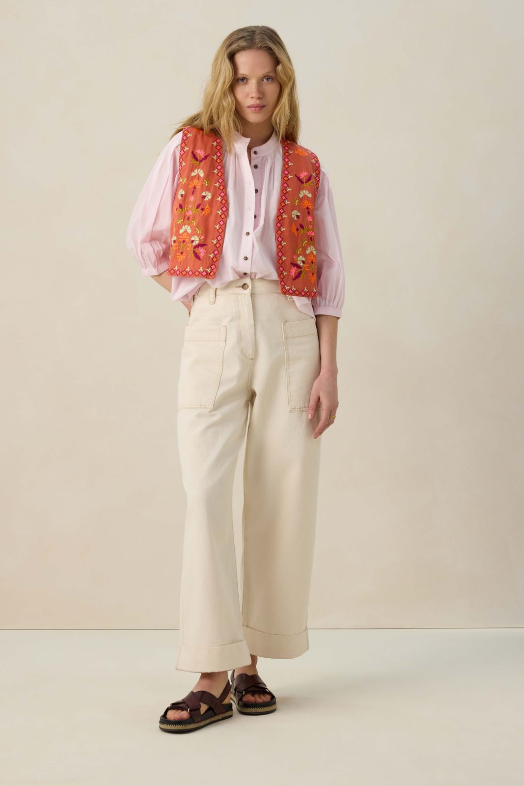 Lichtrood gilet met bloemen embroidery