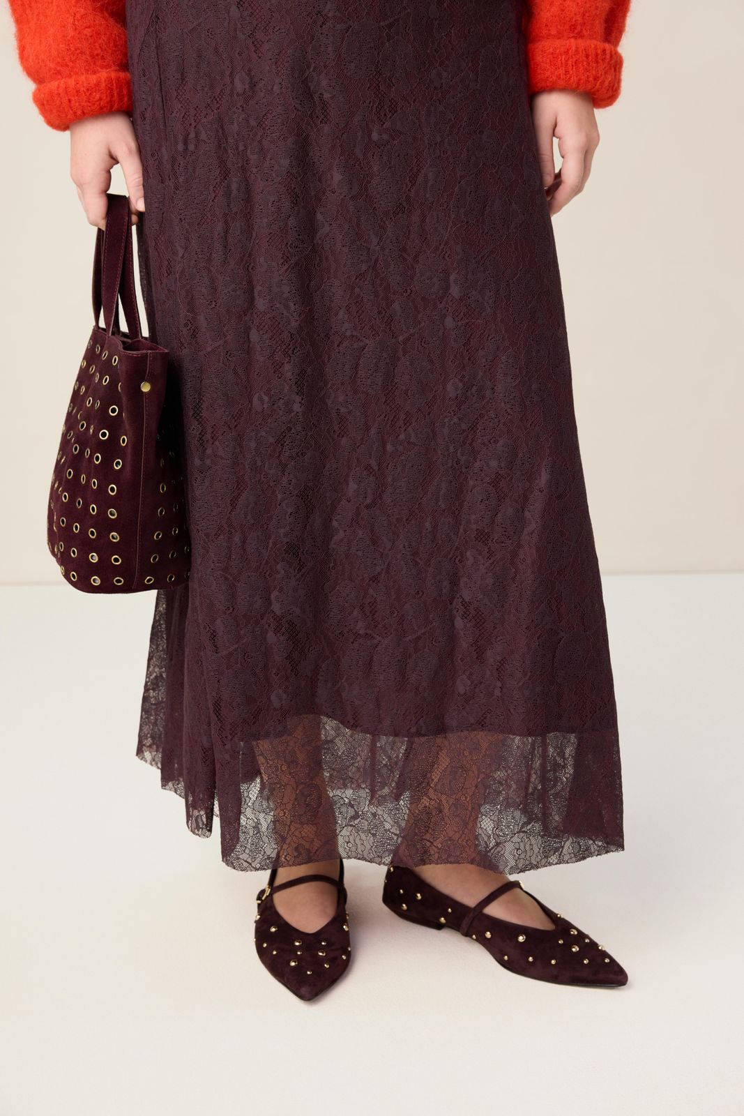 Donkerrode su&egrave;de ballerina's met studs