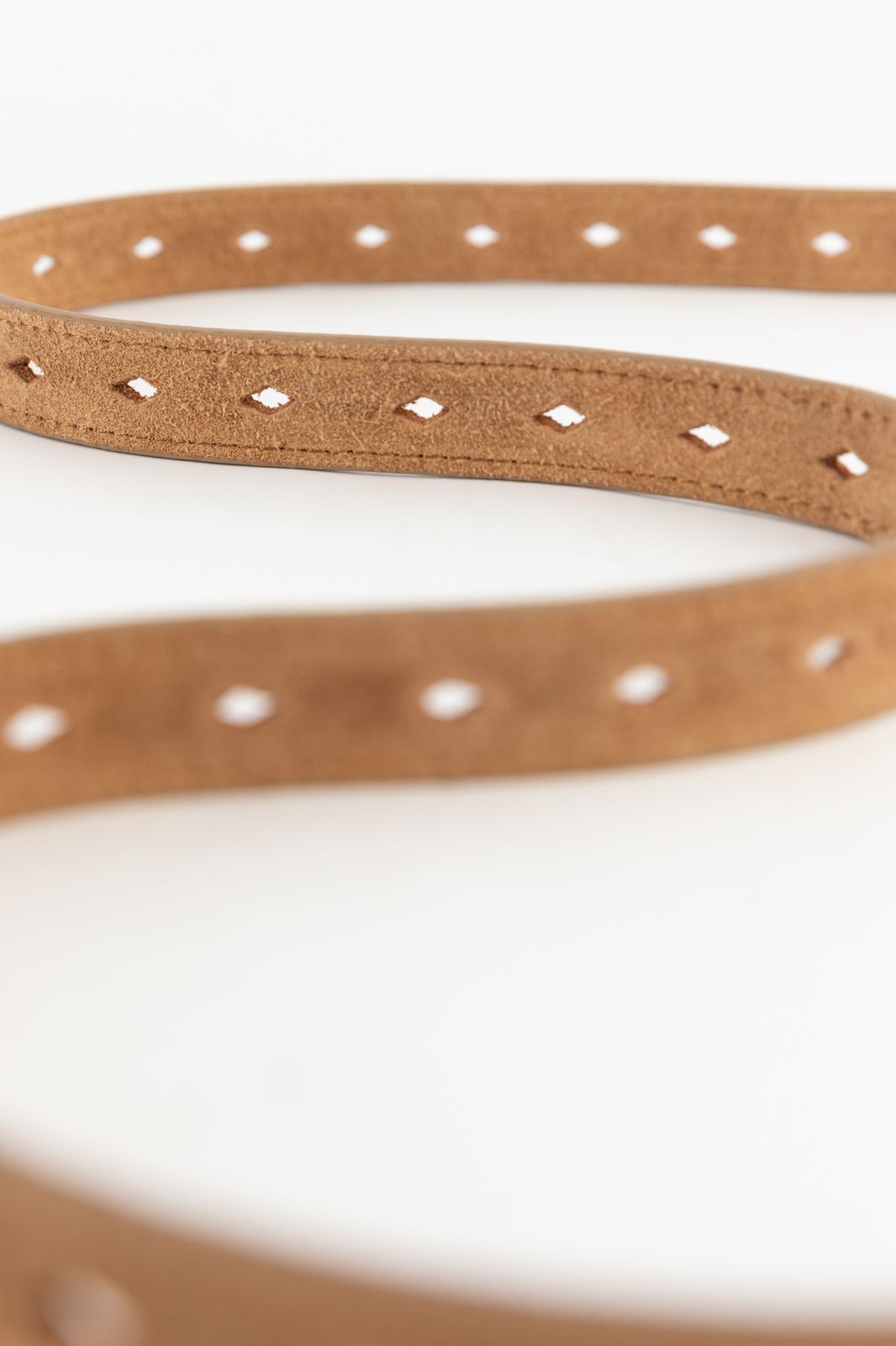 Bruine su&egrave;de riem met goudkleurige gesp