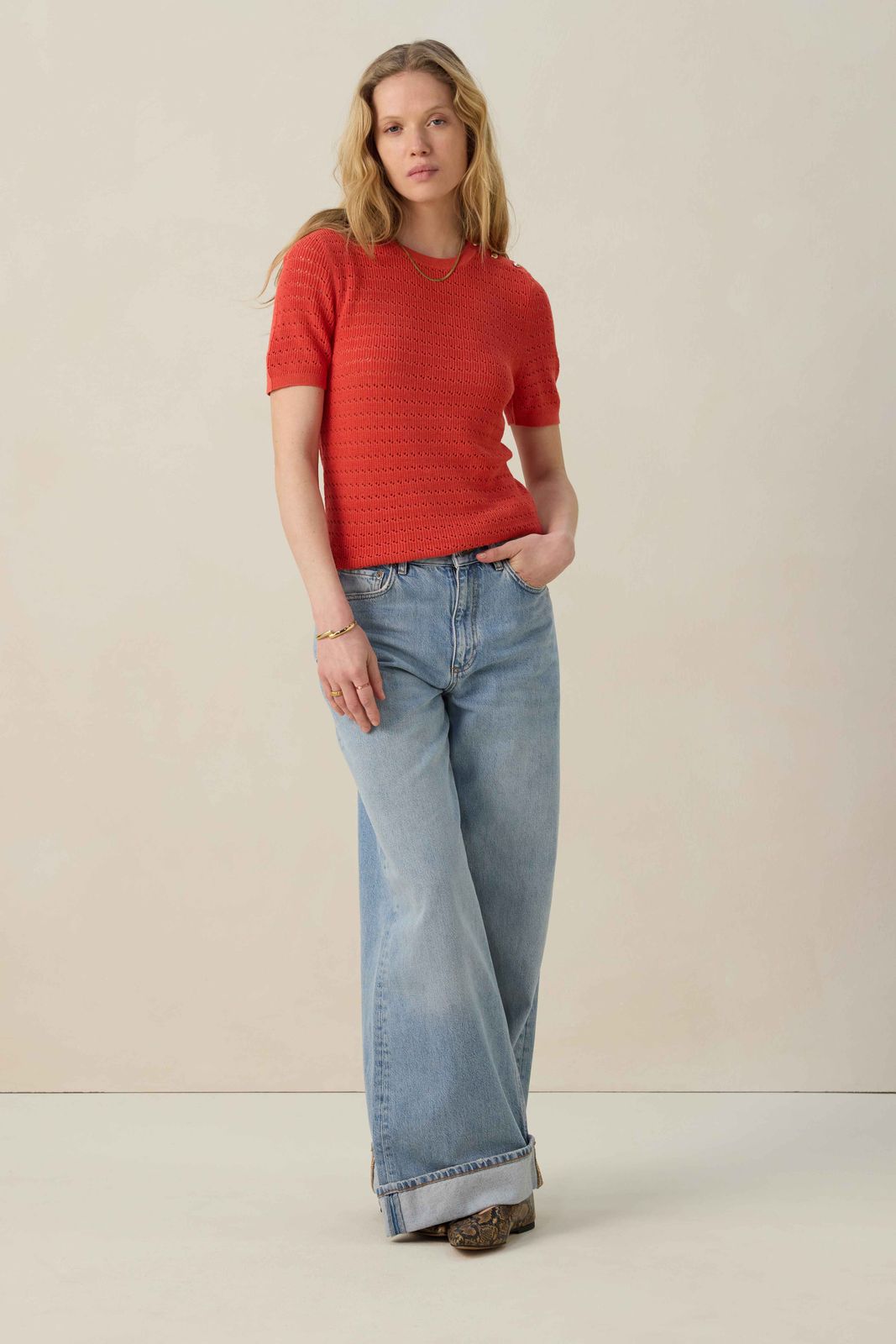 Rode gebreide trui met knopen