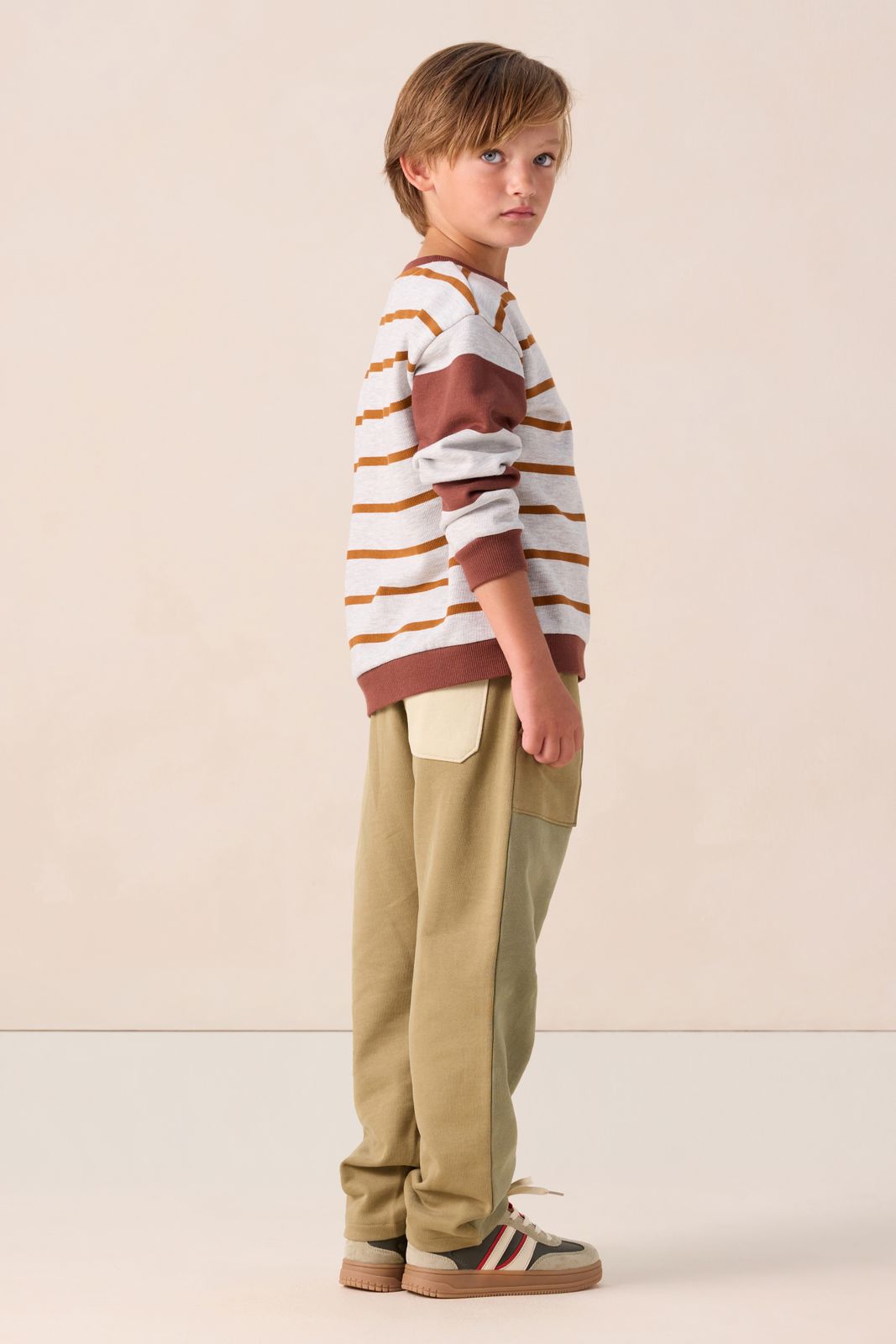 Grijze sweater met strepen