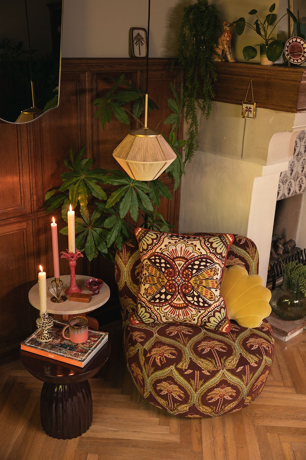 Donkerrode scallop bijzettafel