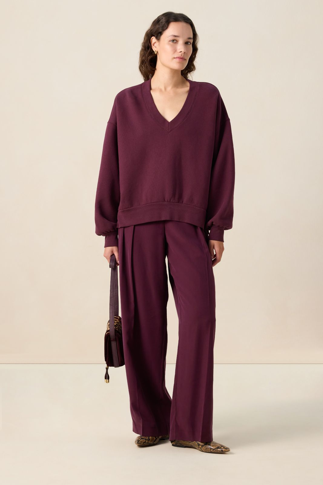 Donkerrode sweater met V-hals