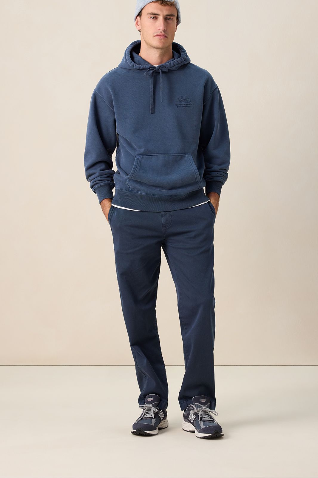 Donkerblauwe hoodie met embroidery