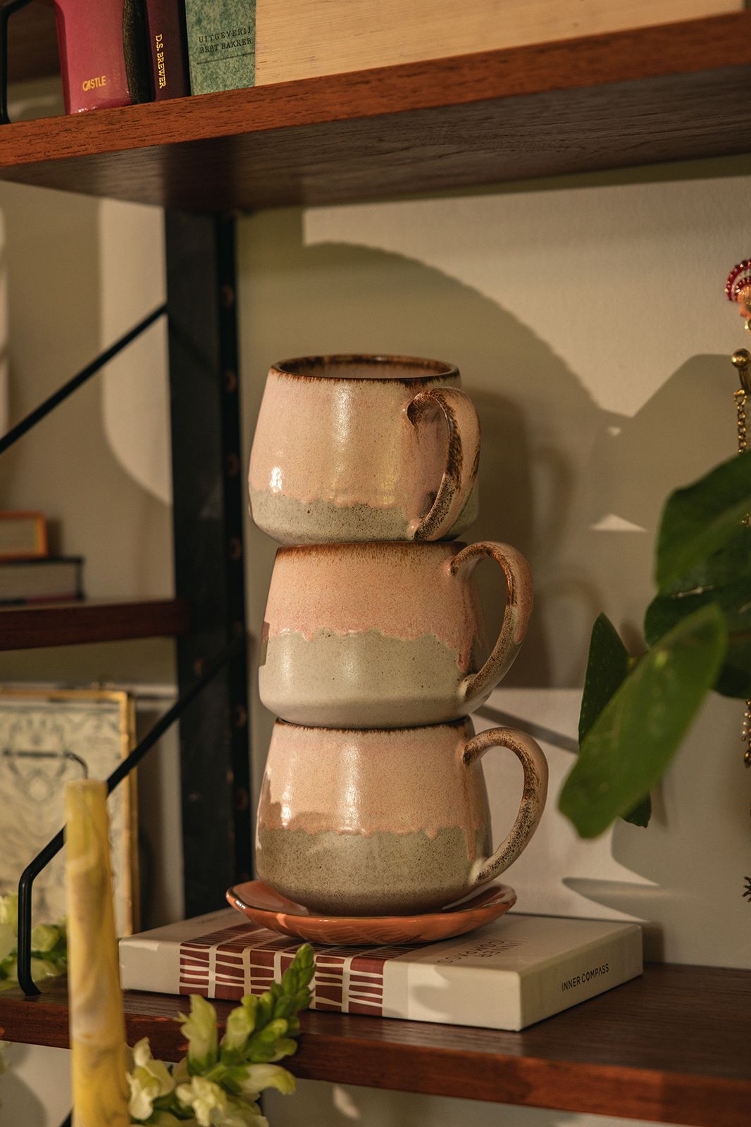 Lichtroze met groene keramieken mok met oor