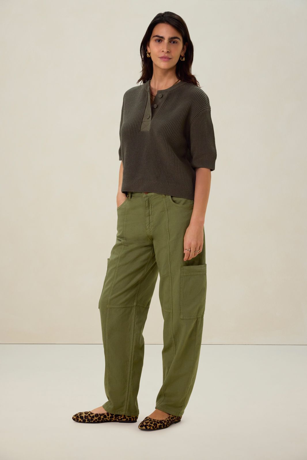 Donkergroene gebreide trui met knopen