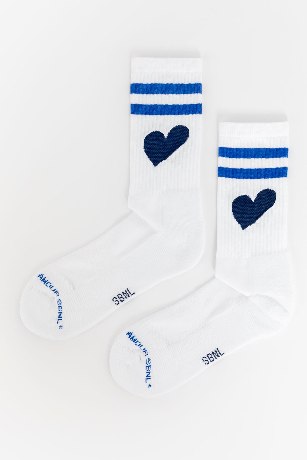 Witte sportsokken met blauwe strepen en hart