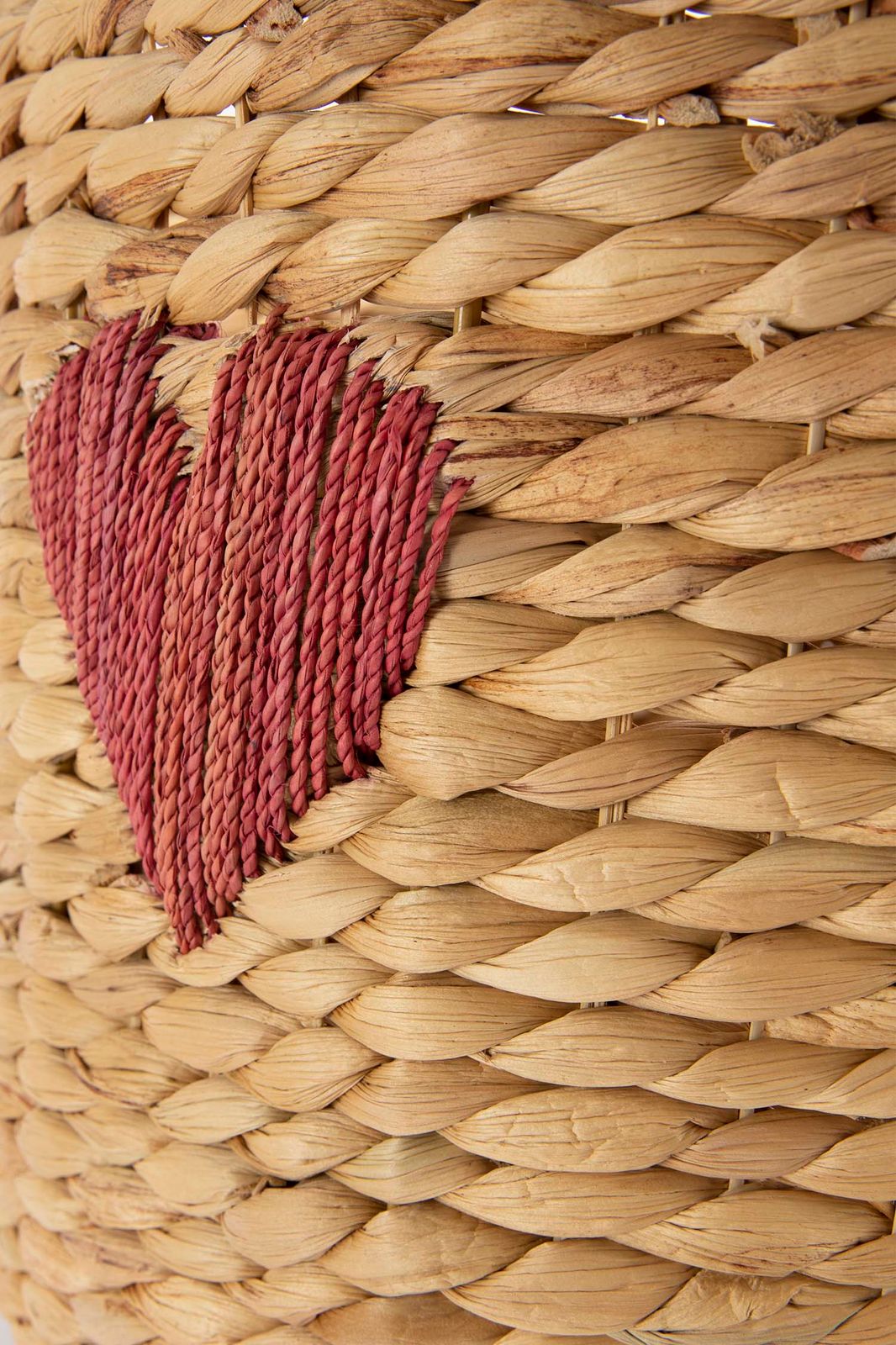 Mand van hyacinth met rode ingeweven hartjes medium