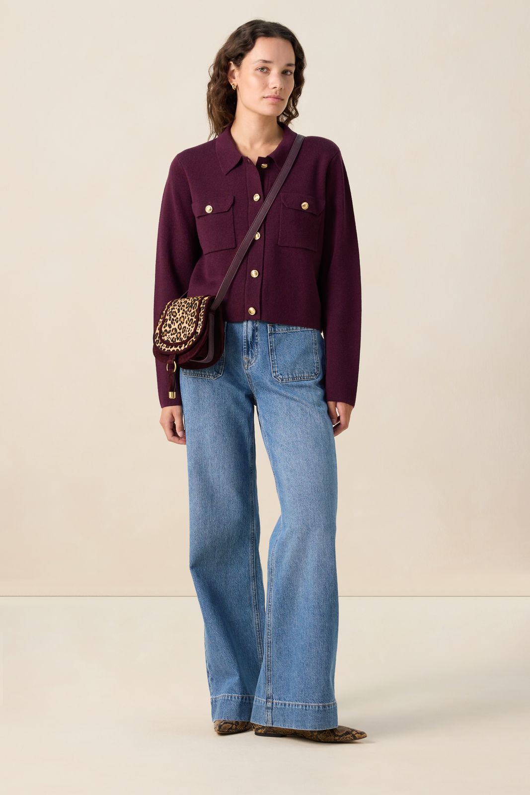 Donkerrode su&egrave;de crossbody tas met leopard print