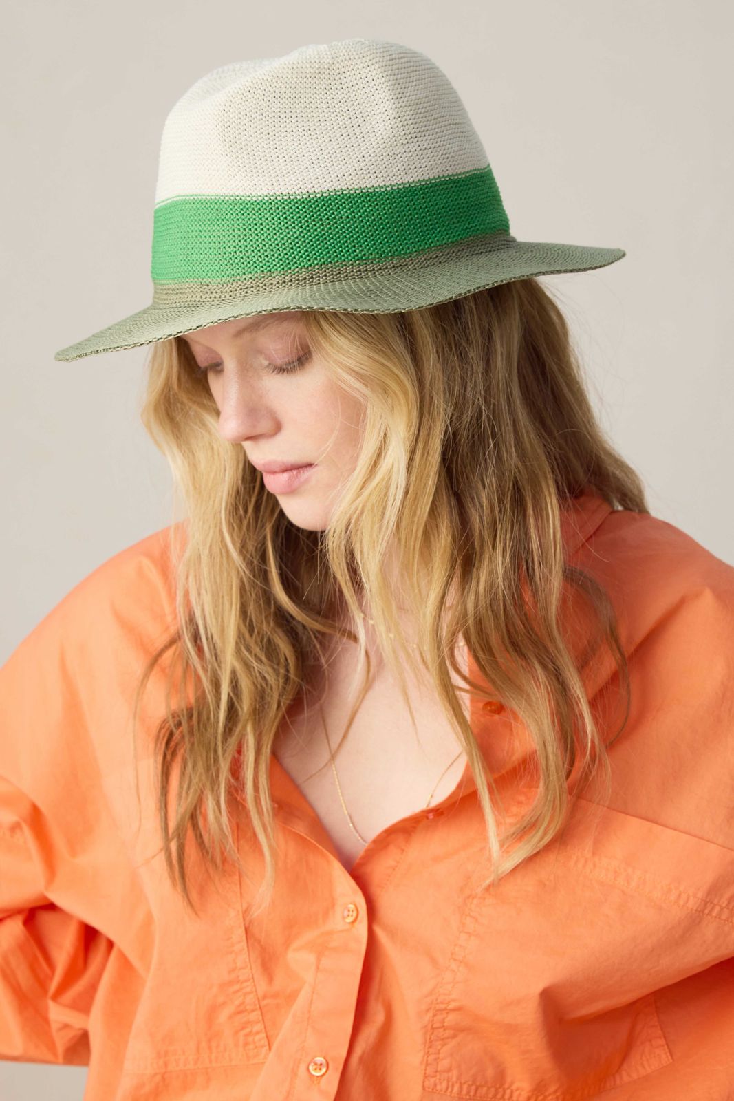 Groene colourblock zonnehoed