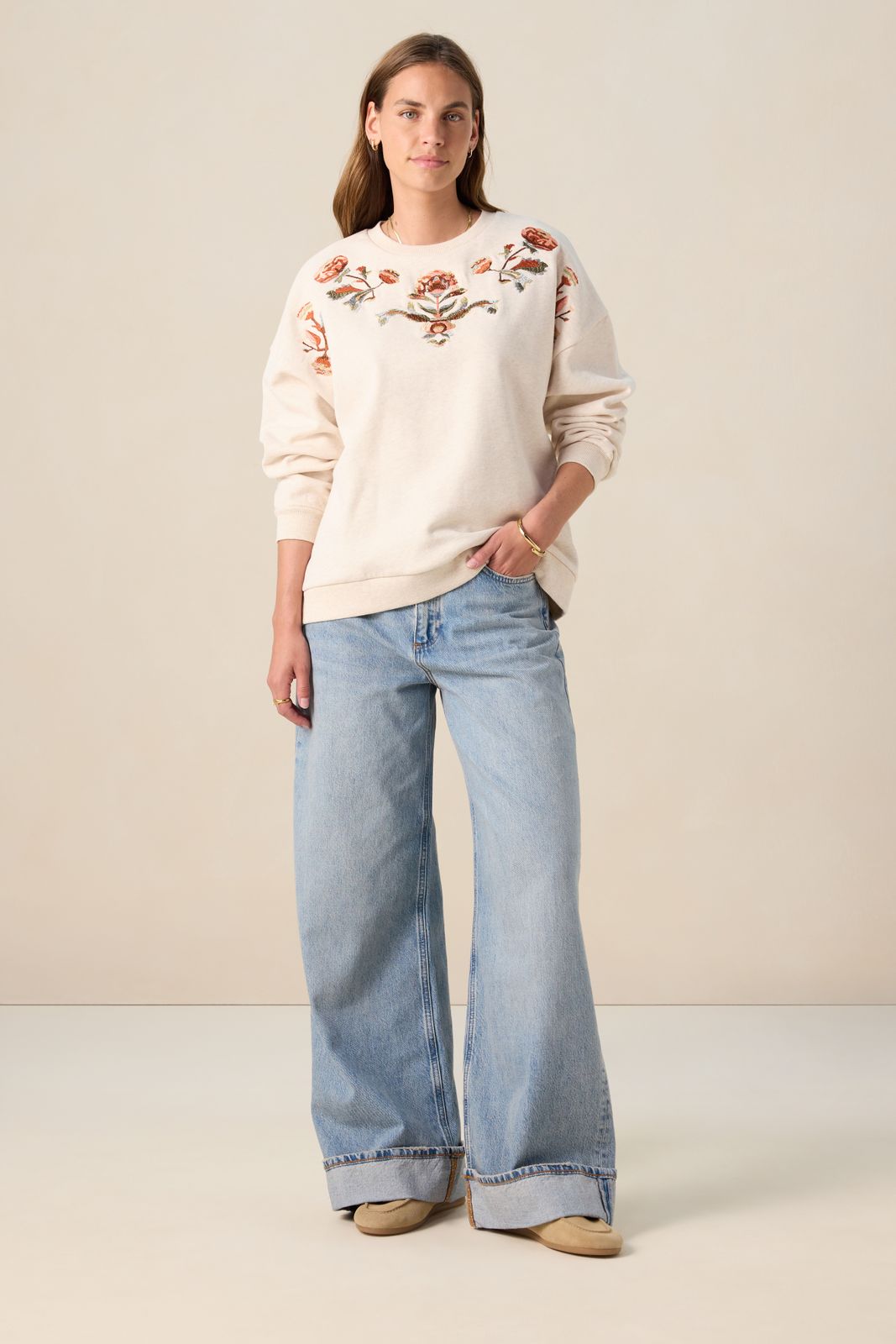 Beige sweater met embroidery