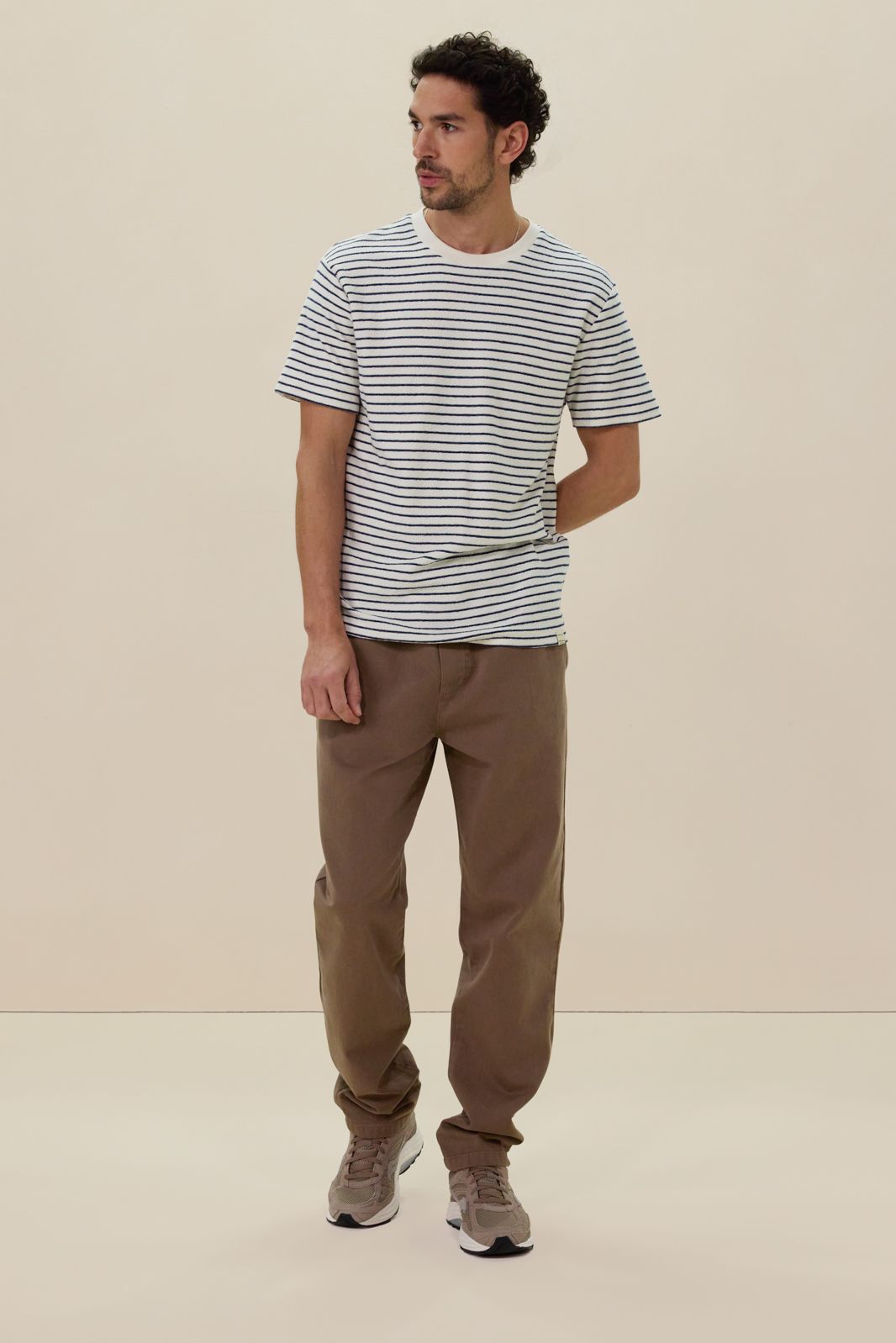 Wit T-shirt met donkerblauwe strepen