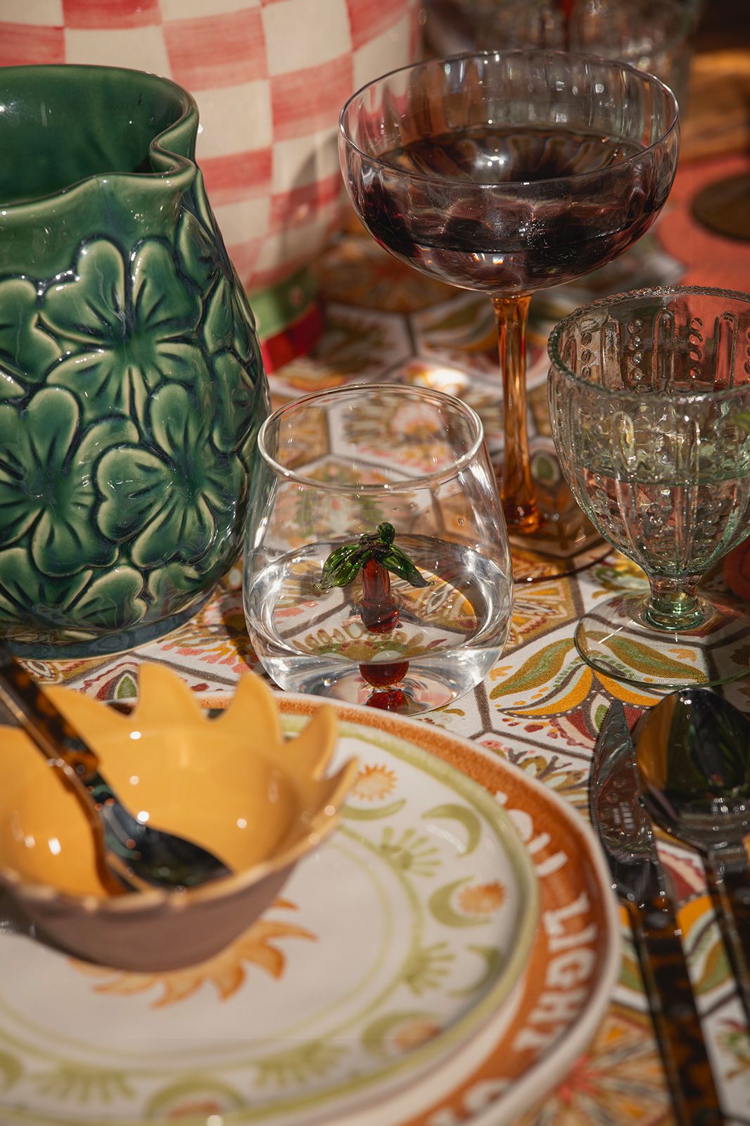 Waterglazen met palmboom