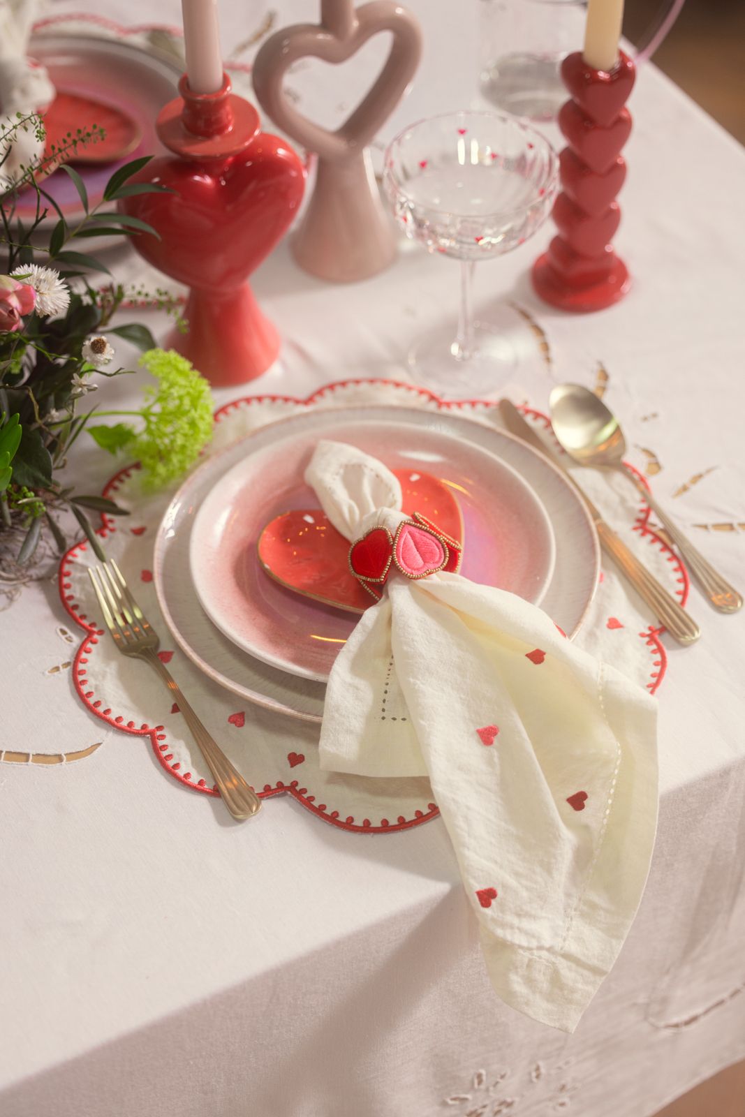 Set van 2 beige servetten met roze en rode geborduurde hartjes