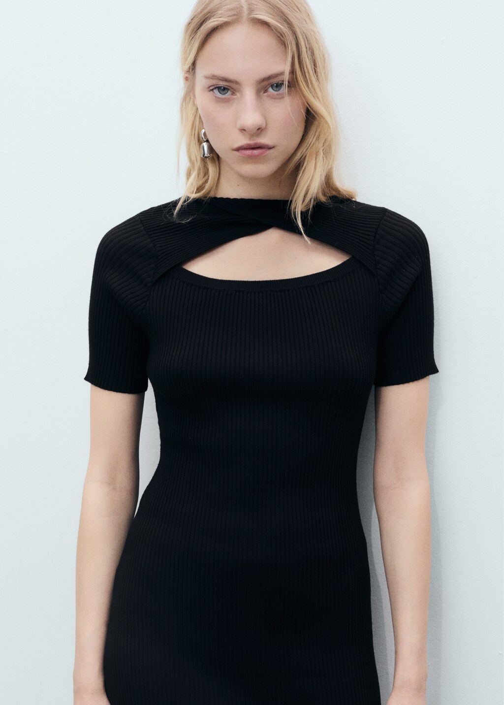 Ribbed midi-dress with slit neckline - Black