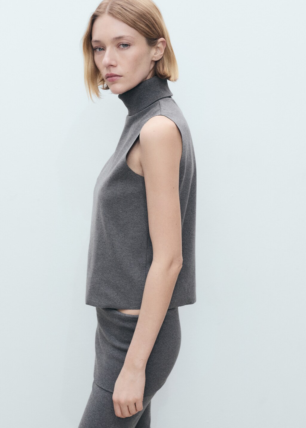Sleeveless turtleneck top - Grey