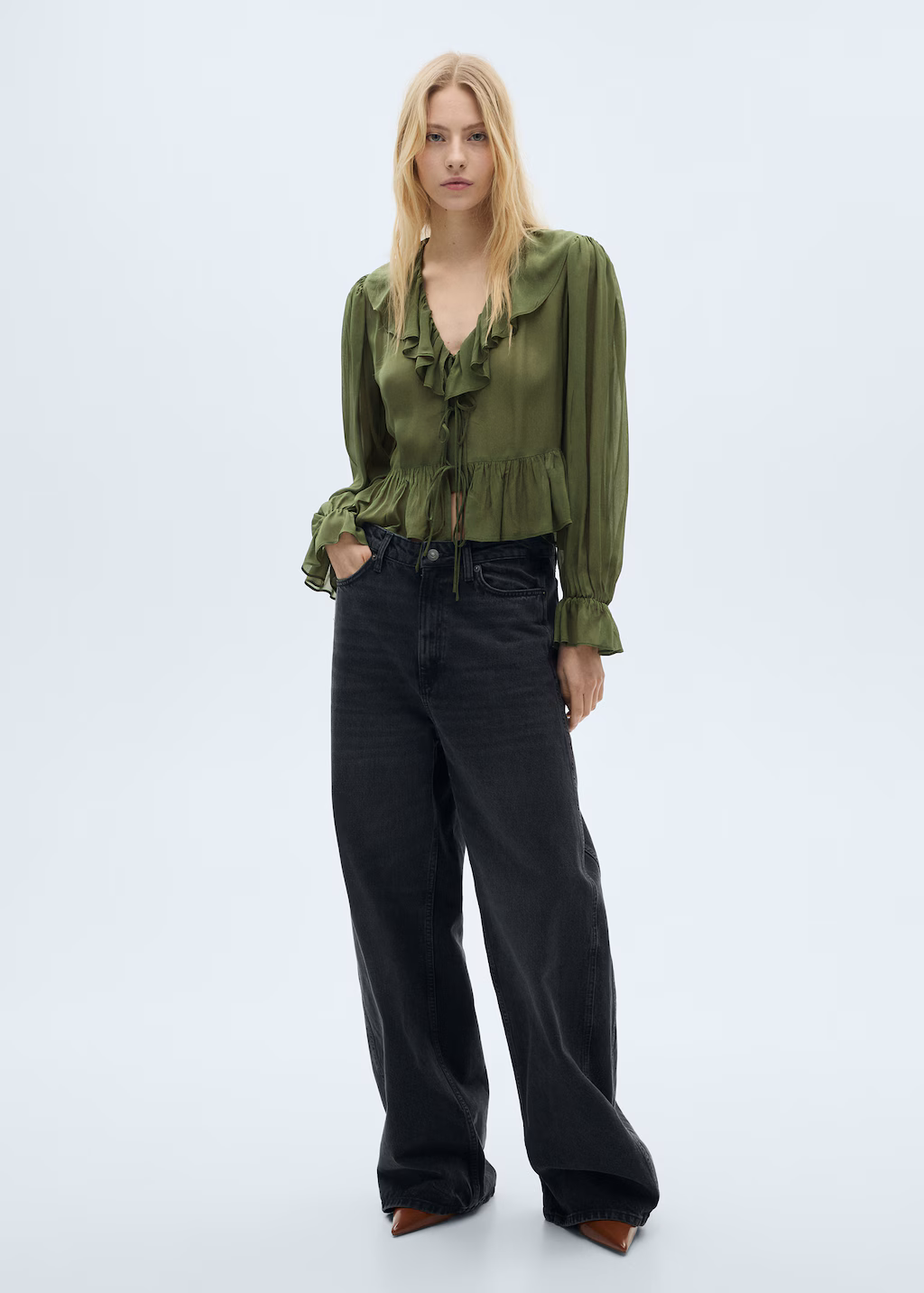 Ruffled blouse with bow closure - Ecru