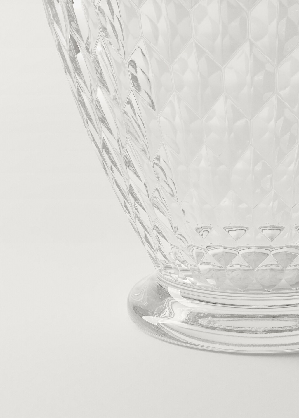 Glass jug with geometric relief - Ice Grey