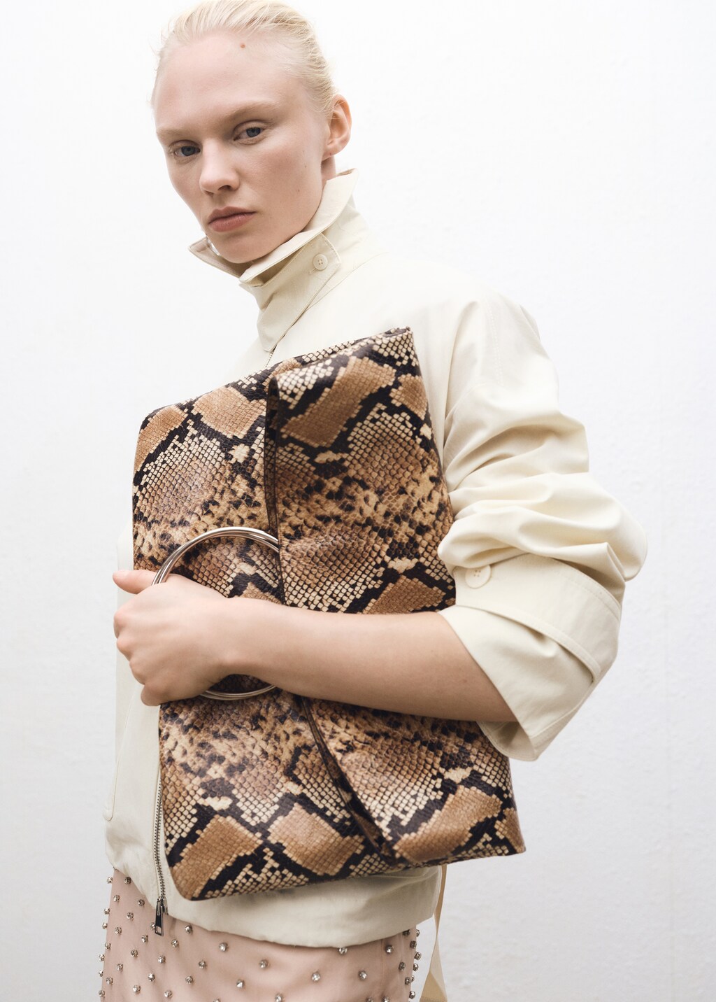 Animal-print leather bag with metal handle - Beige