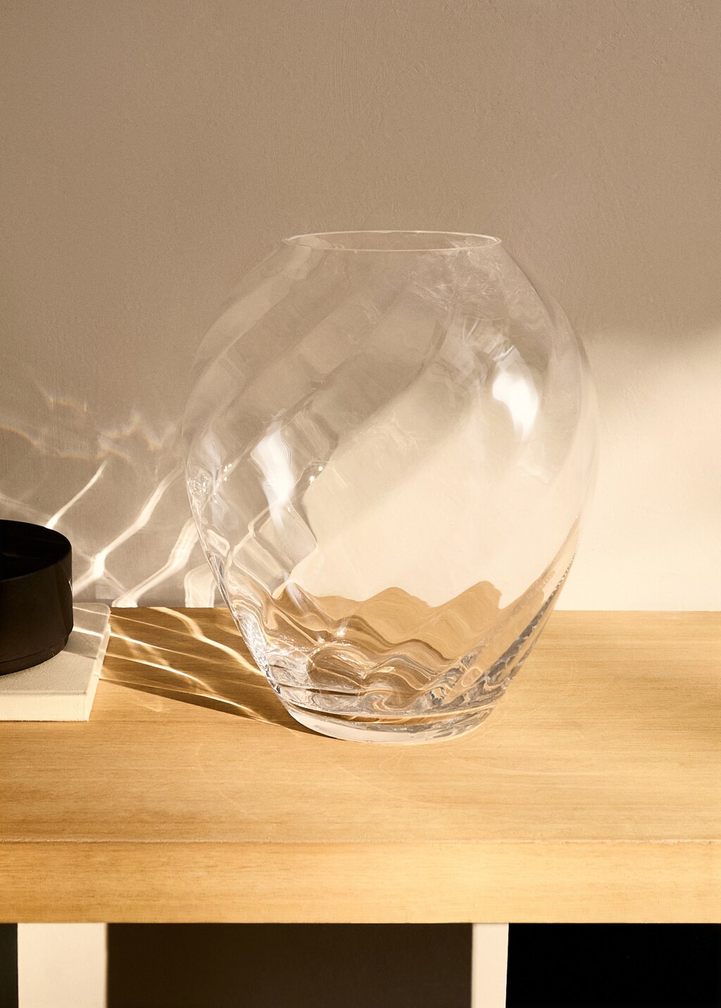 Hand-blown glass vase with waves - Ice Grey