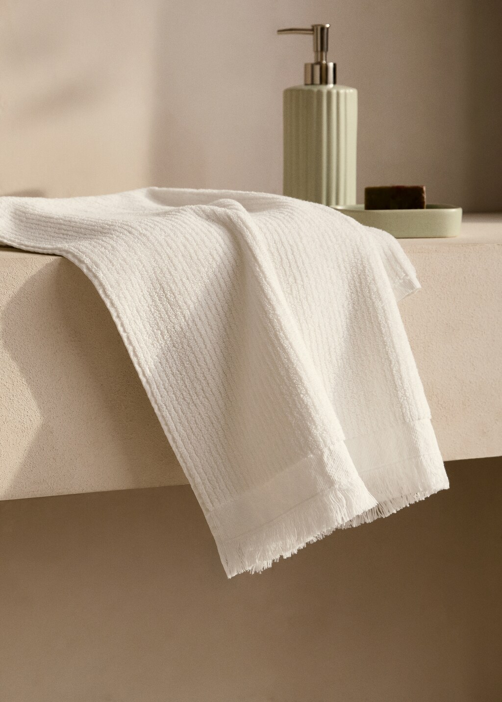 Stripe-embossed washbasin towel with fringes - White