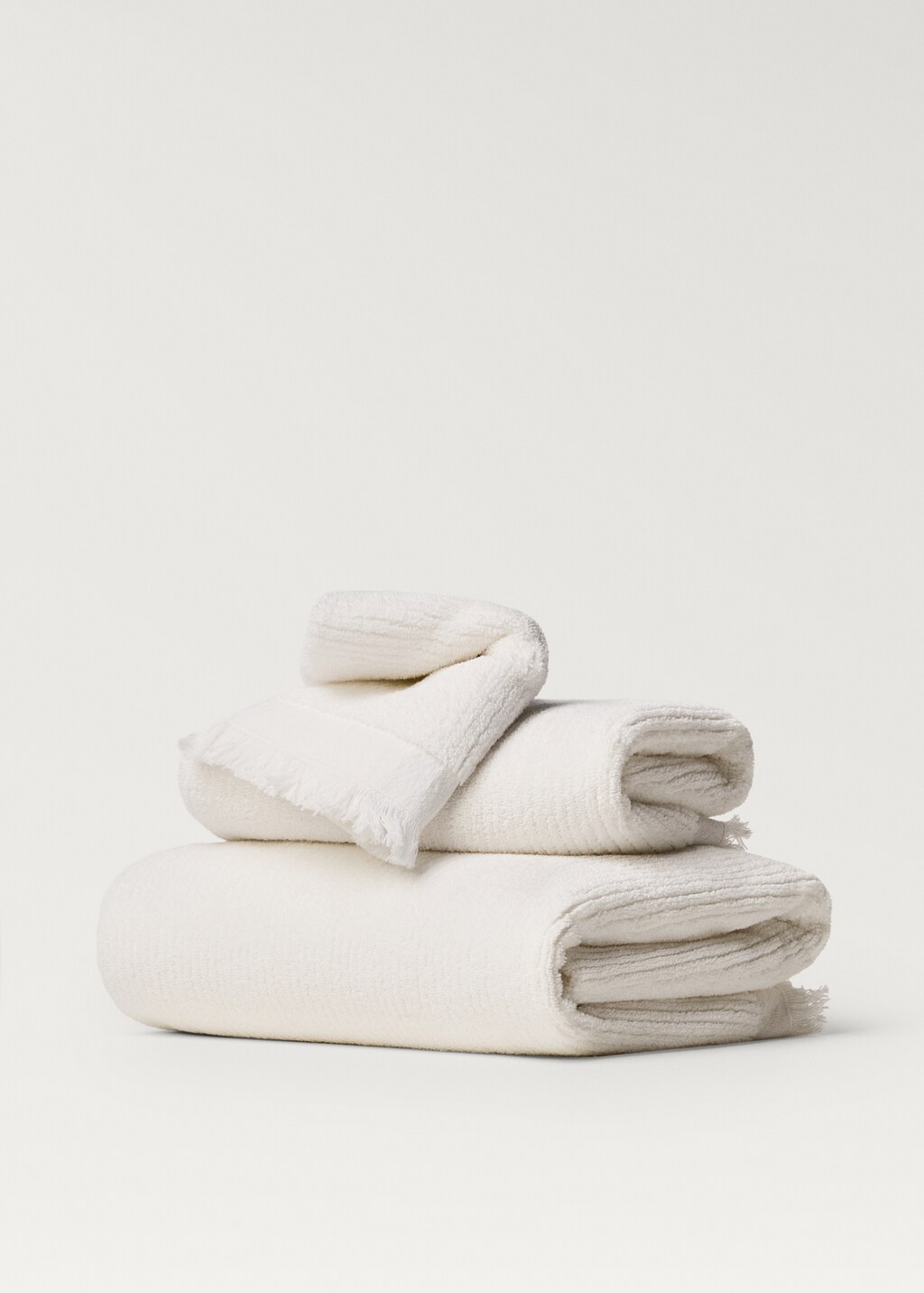 Stripe-embossed bath towel with fringes - White