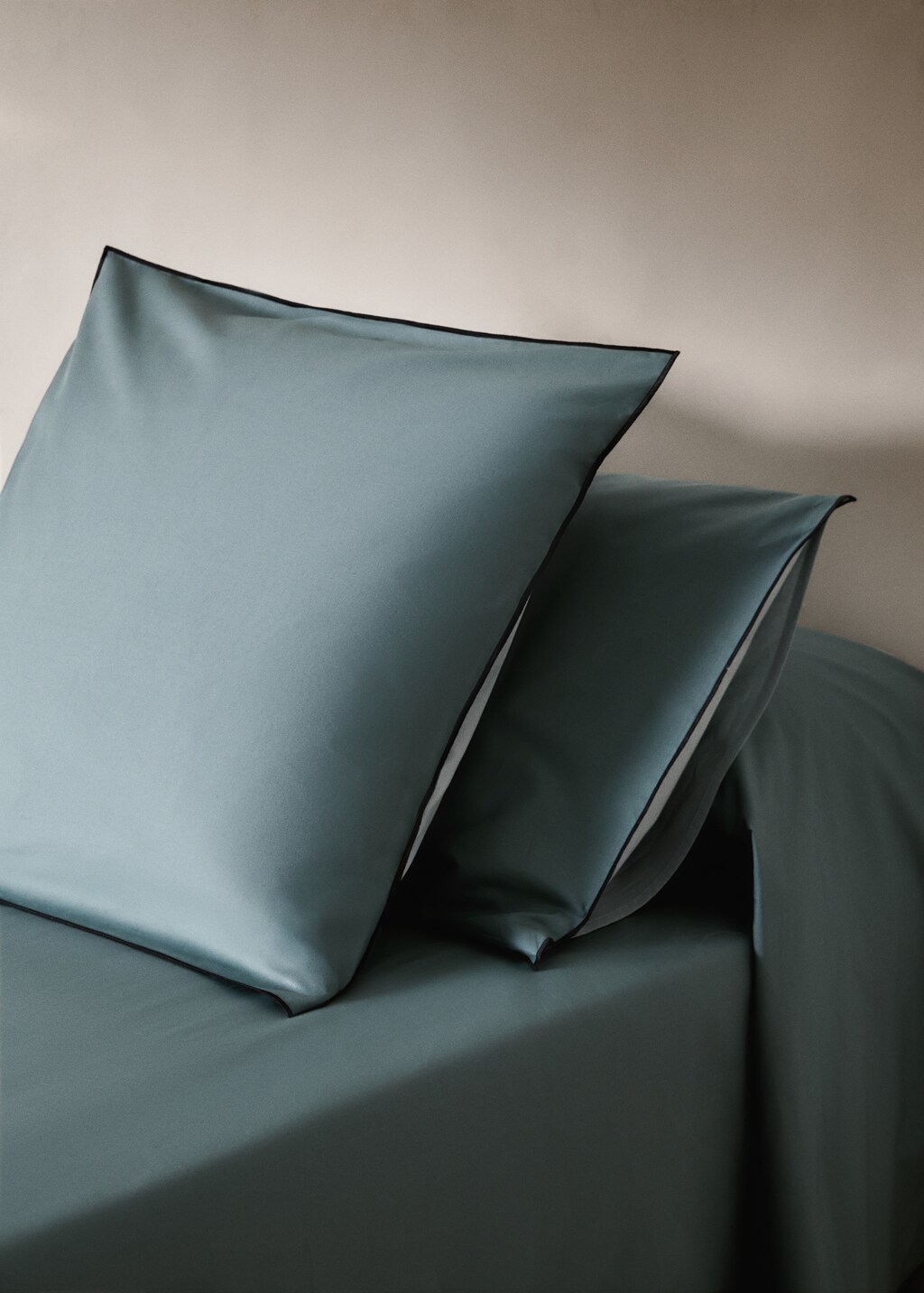 Cotton percale pillowcase with overlock stitching, 45x110 cm - Caramel