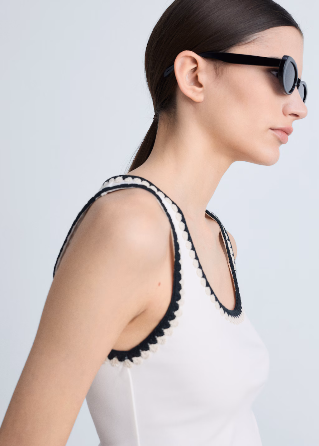 Low-cut top with contrasting trim - White