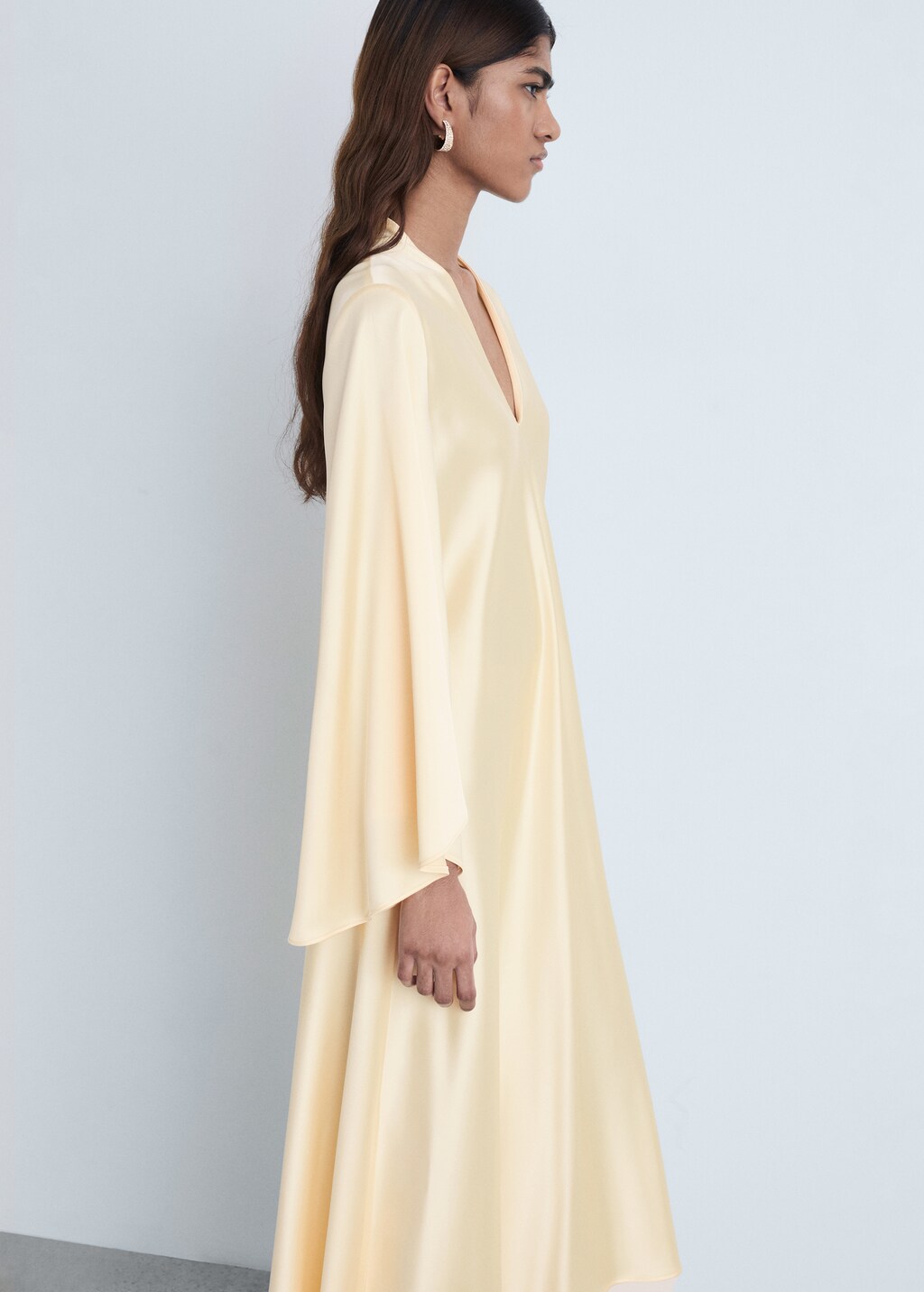 V-neck dress with flared sleeves - Gold