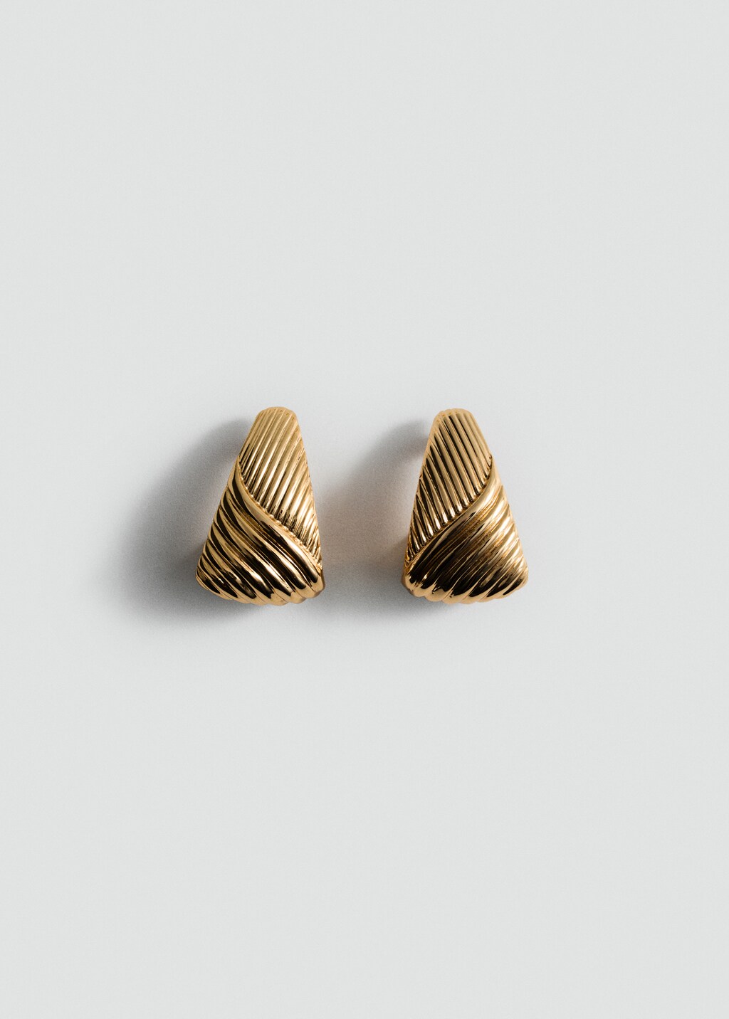 Embossed triangular earrings - Gold