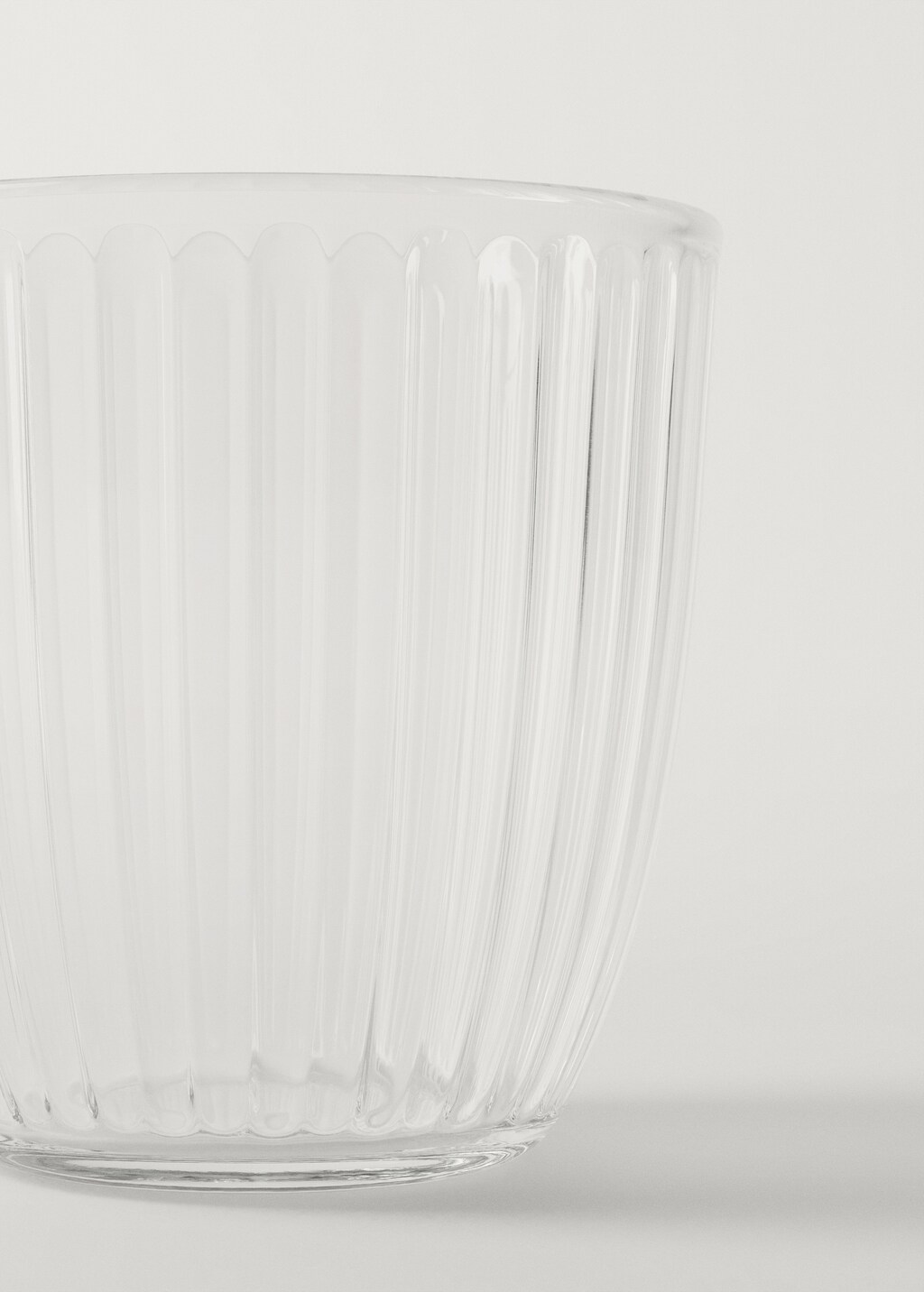 Glass with embossed detail - Ice Grey