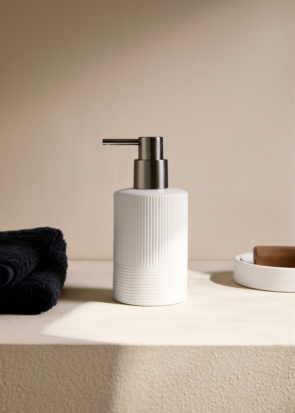 Soap dispenser white - White