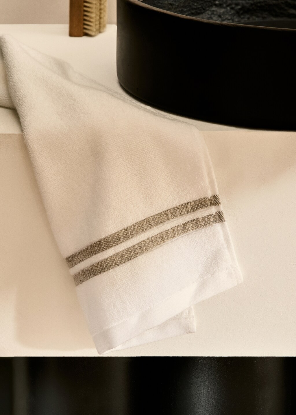 Linen hand towel with contrasting trim - Off White