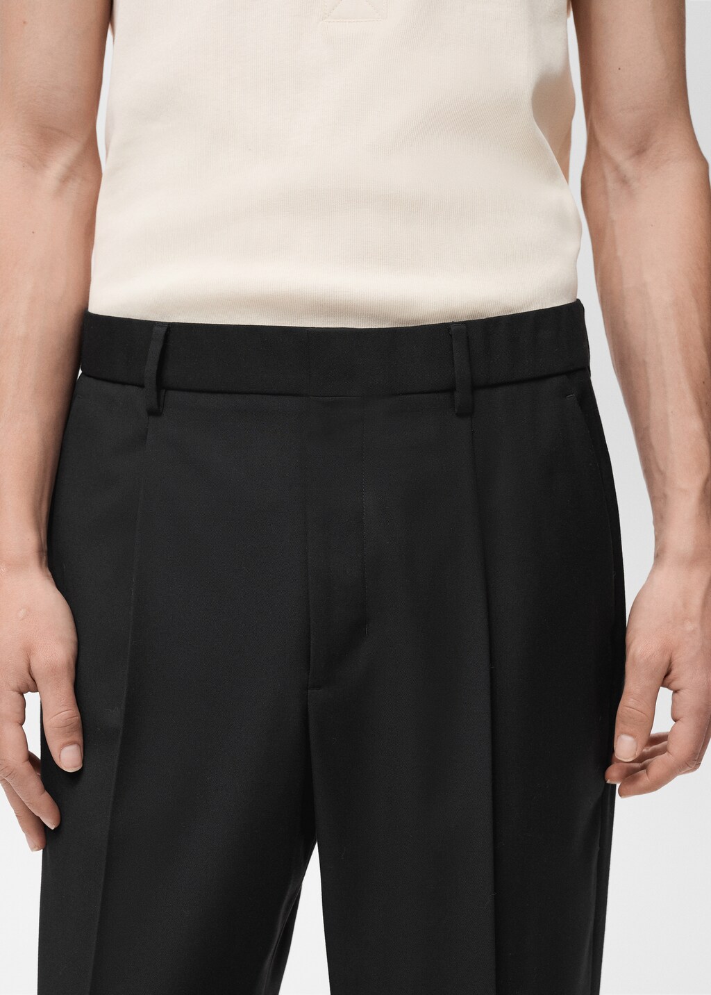 Relaxed-fit suit trousers with pleats - Black