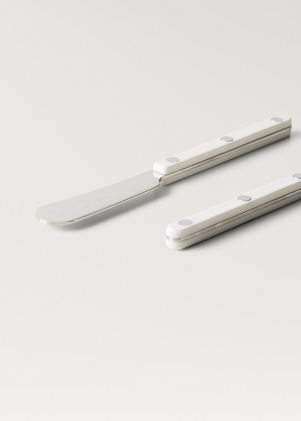 2-piece butter knife set with resin handle - White