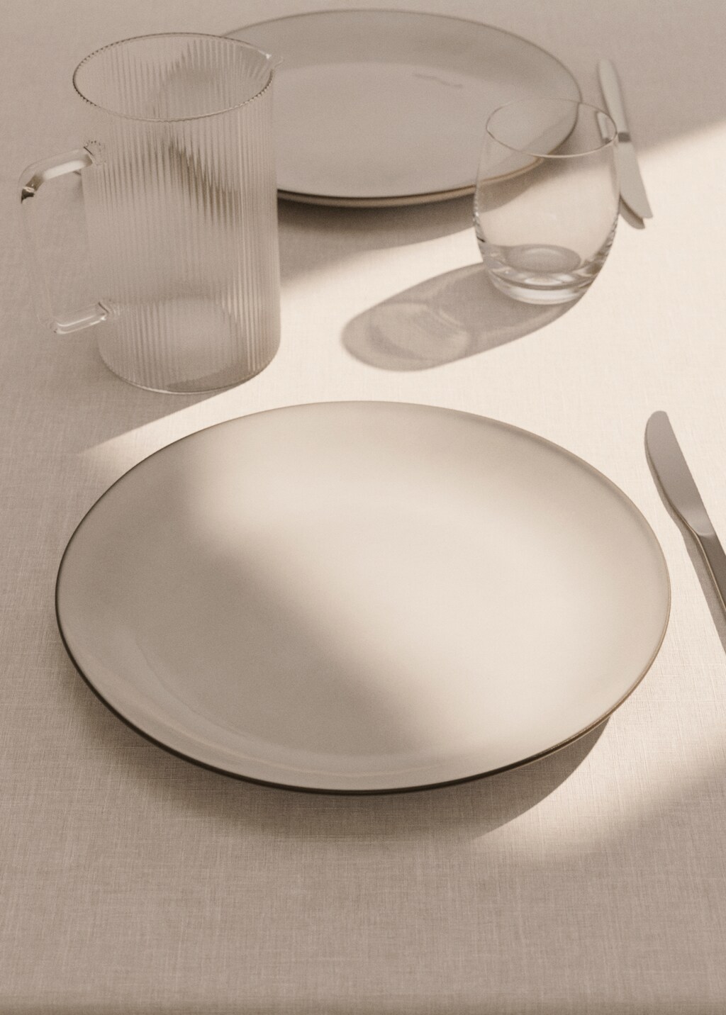 Flat stoneware plate with contrasting rim - White