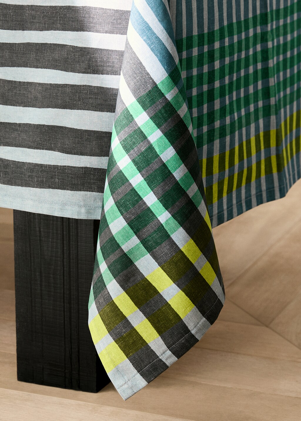 Multi-coloured printed cotton tablecloth for 6 to 8 diners - Plum