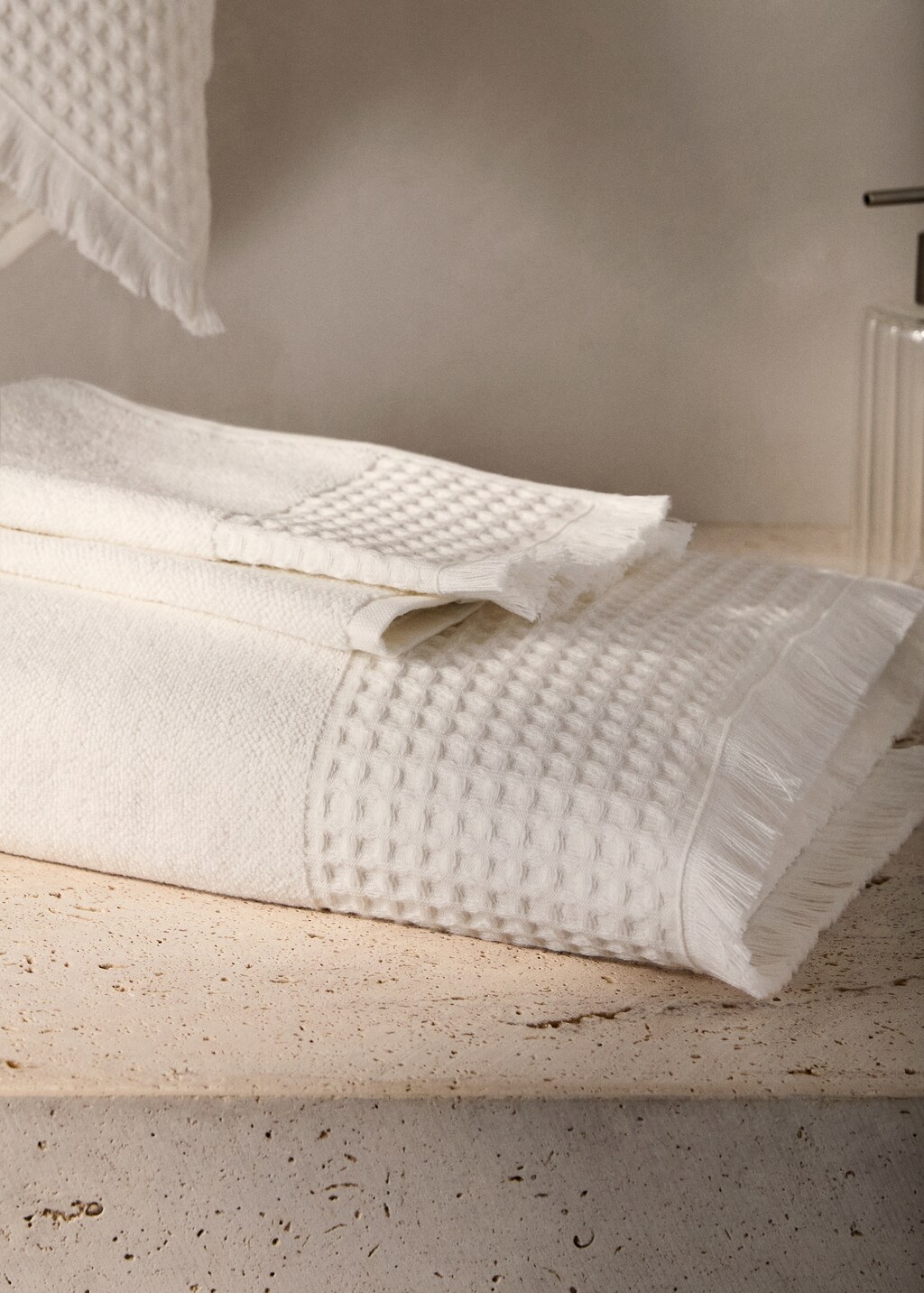 Bath towel with waffle trim and fringe - Off White