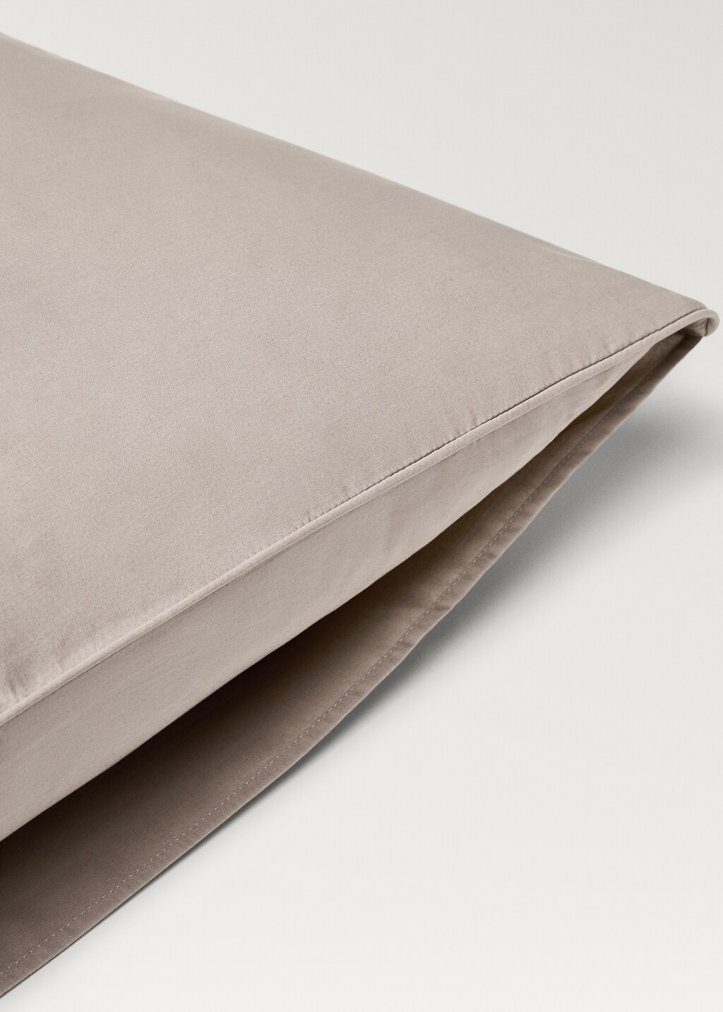 500-thread count cotton percale pillowcase with rounded piping detail, 60x60 cm - Medium Brown
