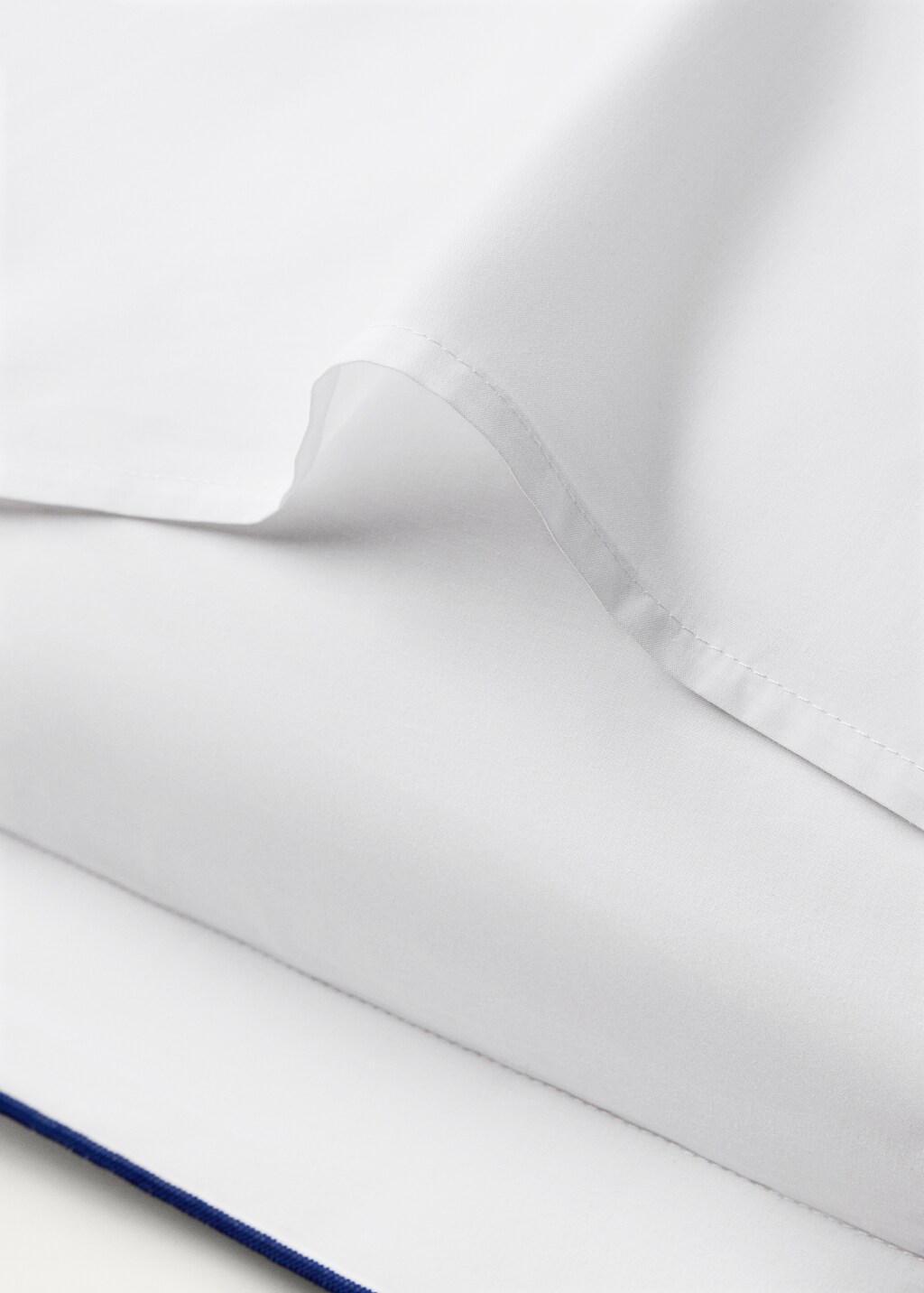 Cotton percale pillowcase with contrasting overlock stitching, 60x60 cm - Blue