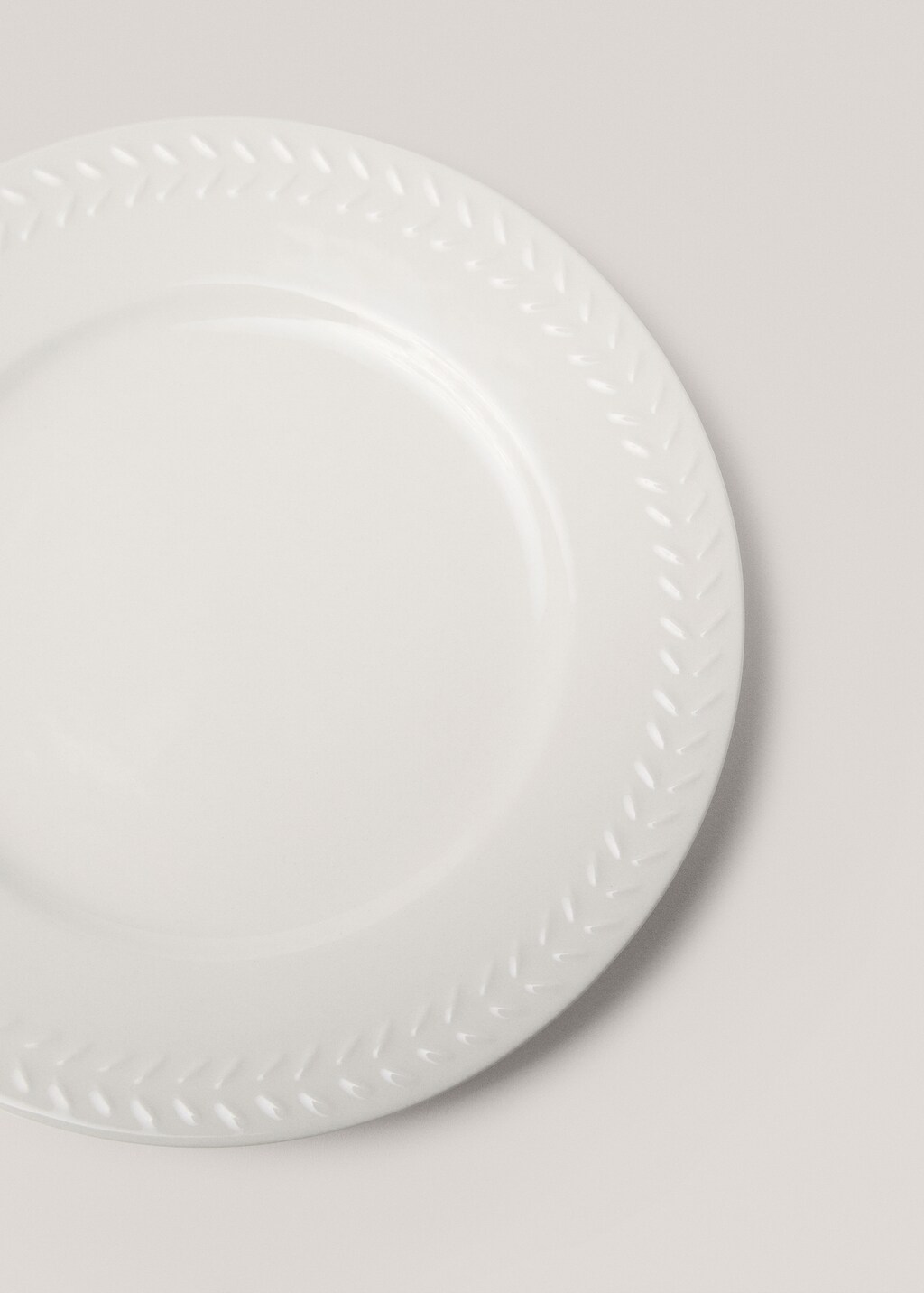 Flat stoneware plate with herringbone relief - White