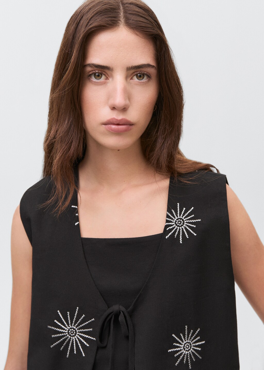 Embroidered top with bow closure - Black