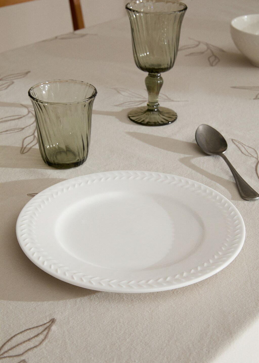 Flat stoneware plate with herringbone relief - White